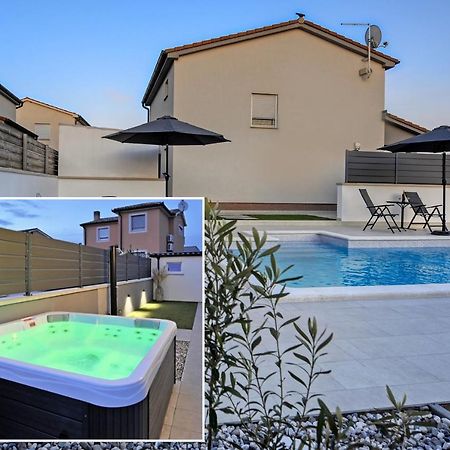 PUY Casa Tara Three-Bedroom Holiday Home מראה חיצוני תמונה